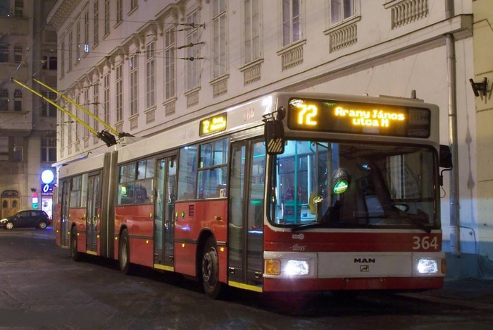 Former Eberswalde articulated trolleybus 039 of the Austrian type ÖAF Gräf & Stift NGE 152 M17 in Budapest/H with the
car no. 364 on the Podmaniczky Frigyes tér